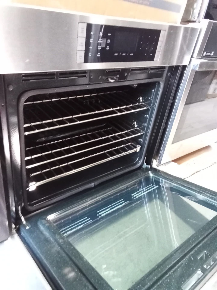 Horno de pared eléctrico de convección única Bosch Benchmark Series HBLP454UC 30 pulgadas Foto 3 de 4