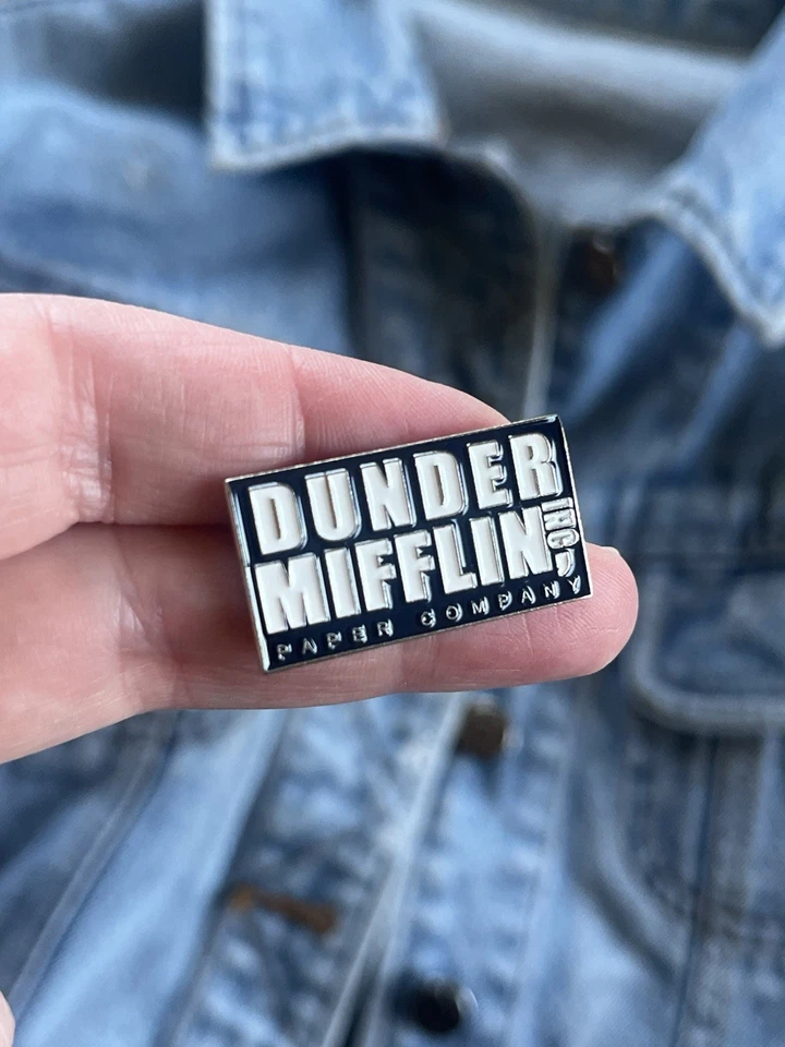 The Office - Dunder Mifflin Paper Company Logo Divertido Pin Esmalte Plateado Foto 2 de 4