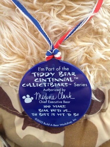 Build A Bear Centennial Bear 2002 in Camoflauged Hose mit Medaillon - Bild 2 von 7