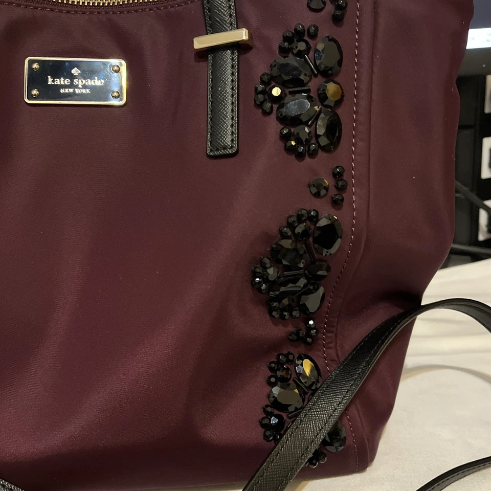 KATE SPADE Alyse Wilson Road Ameixa Profunda Nylon com Pedras de Luxo Bolsa Tote de Ombro - Imagem 4 de 4