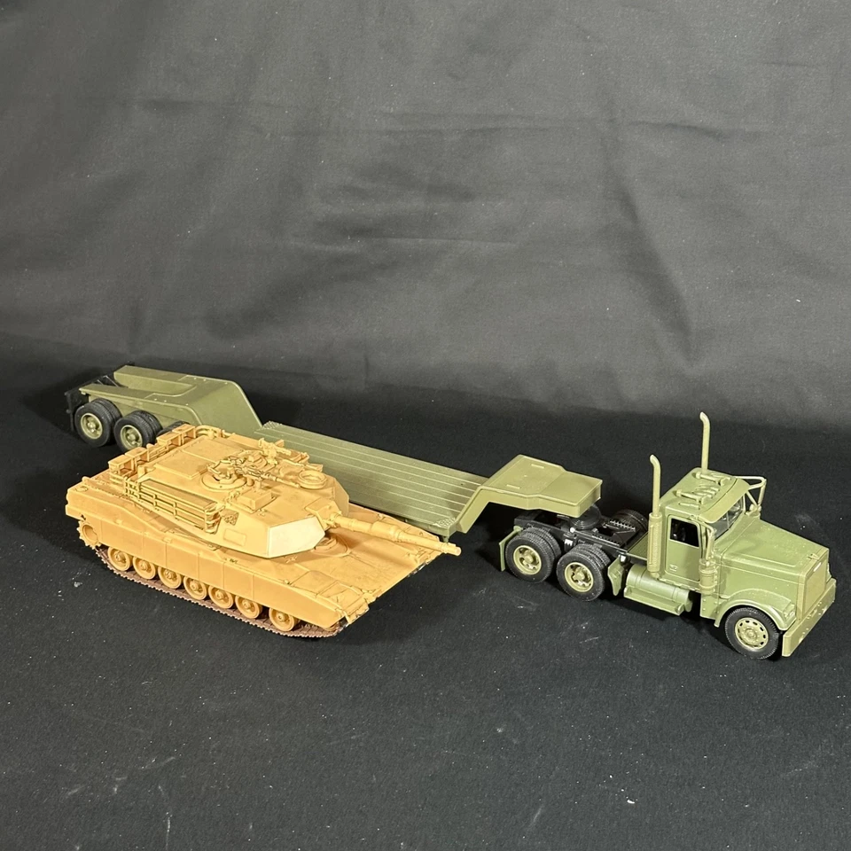FreightLiner - 1:32 Scale - Army Trailer Truck with Abrams Tank Load - Used - Image 2 of 4