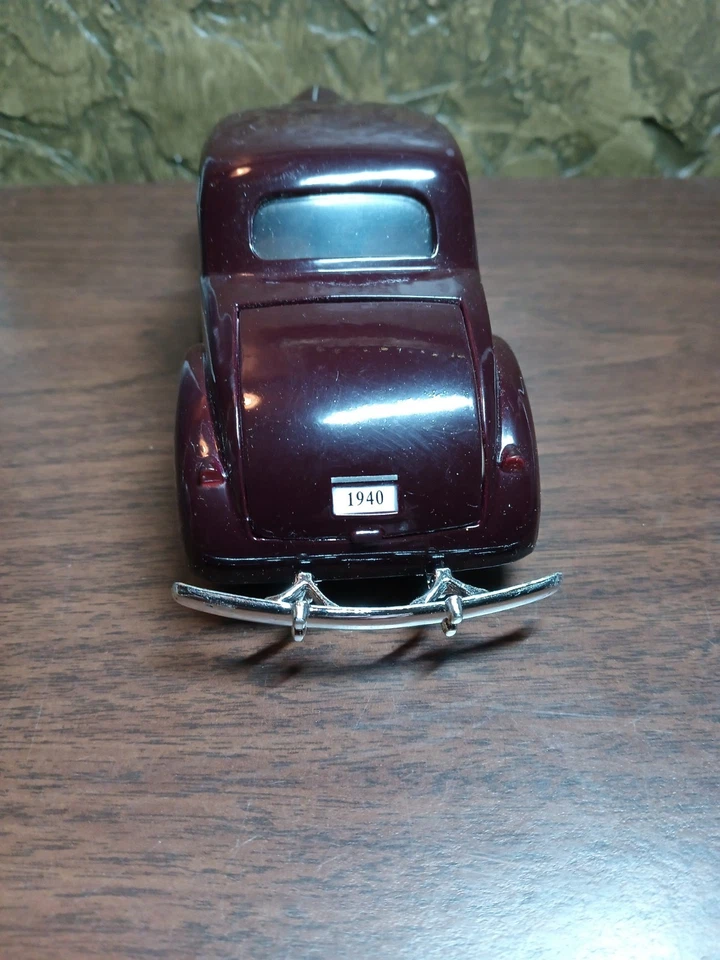Ford Deluxe Cupé Danbury 1940 Como Nuevo, Borgoña, Metal Diecast Escala 1:24, Coche Foto 4 de 4