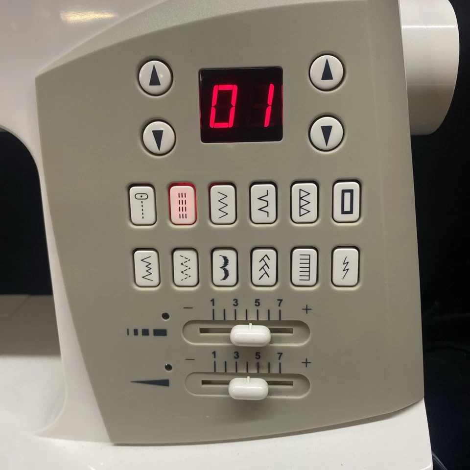 Máquina de coser electrónica computarizada Singer Ingenuity 7436 con pedal funcionando Foto 4 de 4