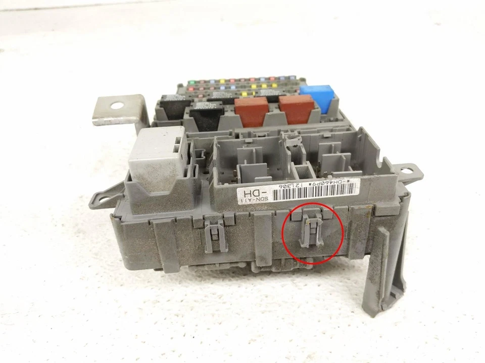 Caja de fusibles de cabina Honda Accord 2006-2007 - 2,4 L * - tiene un clip de retenedor dañado Foto 3 de 4