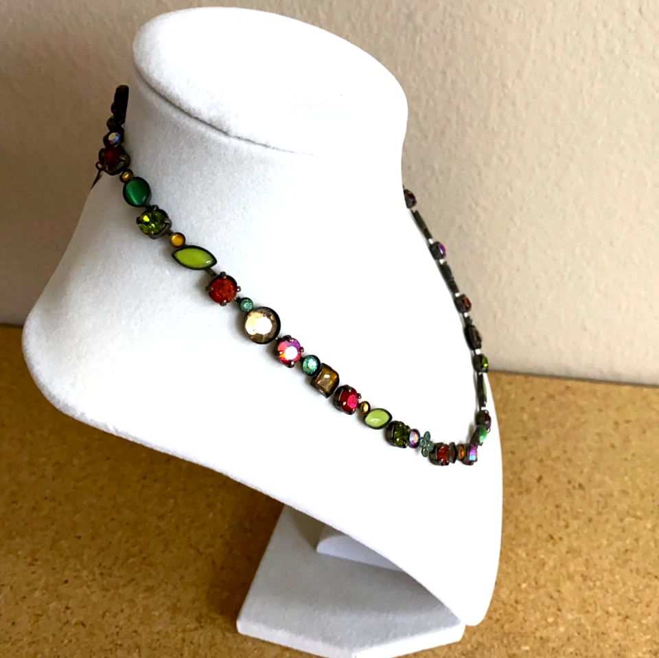 Collar y pulsera de latón de colección Sorrelli con cristales y piedras en tono joya langosta Foto 3 de 4