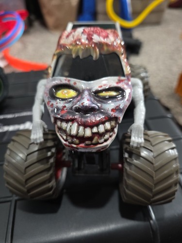 1/24 Scale Monster Jam Zombie Monster Truck Diecast Vehicle Moving Arms - Picture 5 of 6