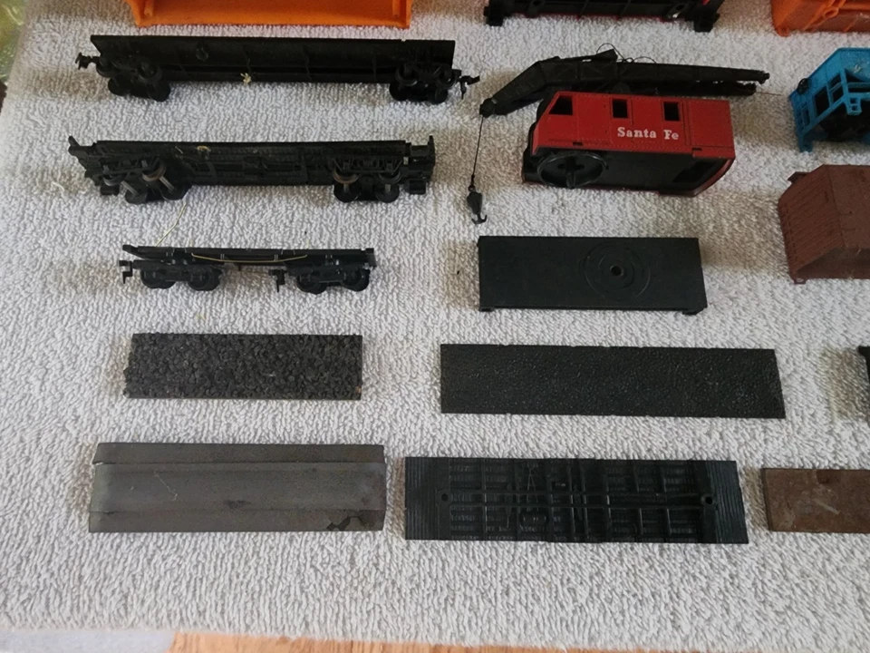 HO scale Freight Cars Junkyard For Parts Or Restoration (A) - Image 2 of 4