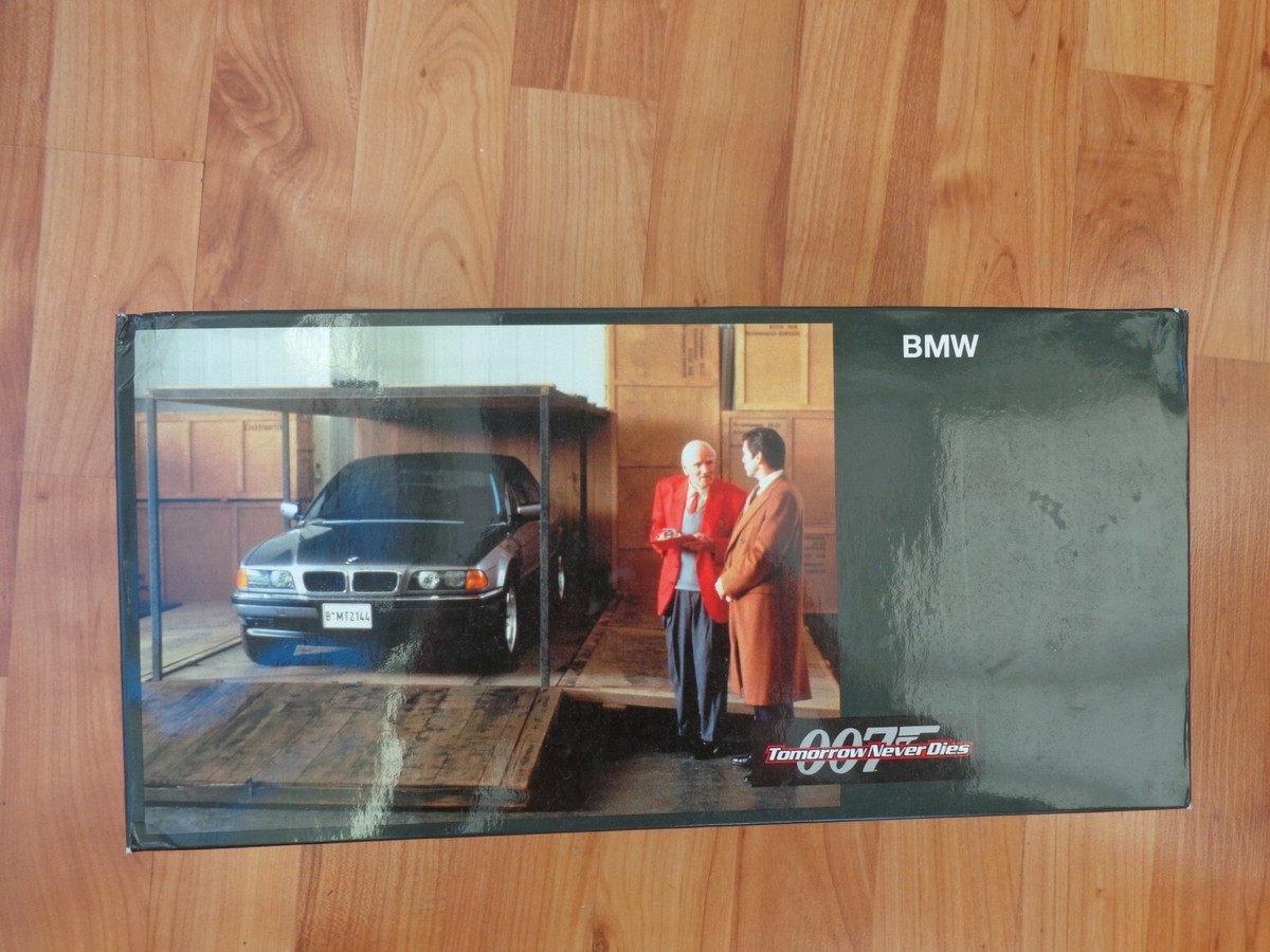 MINICHAMPS 1/24 BMW 750IL TOMORROW NEVER DIES JAMES BOND 007 DEALER EDITION  CAR