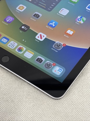 Apple iPad (5th Gen) A1822 32 GB, Wi-Fi, 9.7" - Space Gray *Cracked Screen* - Afbeelding 4 van 17