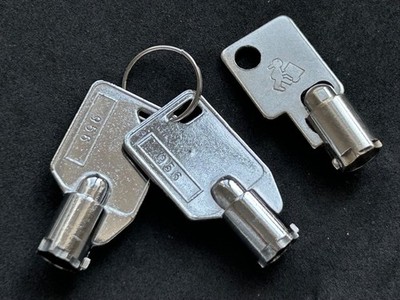 LOT OF 3 VTG TUBULAR BARREL KEYS: MATCHING PAIR OF  #9526 & SOLO HAND TRUCK MARK