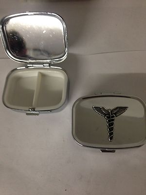 Caduceus R107 englisches Zinn Emblem auf rechteckiger Reise Metall Pillendose