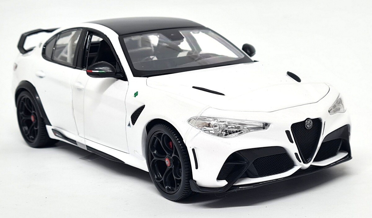 Burago 1/18 - Alfa Romeo Giulia GTAM Quadrifoglio White