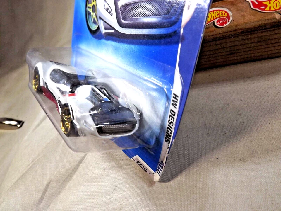 Hot Wheels #98 HW Designs 2009 2/10 HW40 blanco-negro con ruedas de radios Pr5 doradas Foto 4 de 4