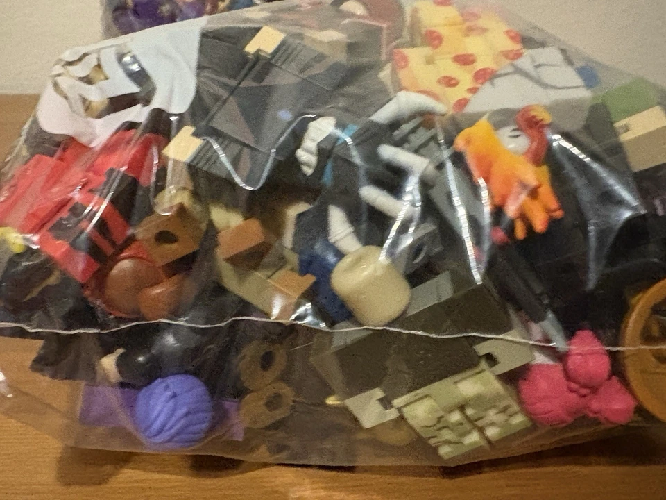 Estatuillas Jazwares Roblox surtidas aleatoriamente con accesorios SIN códigos [a granel] Foto 4 de 4