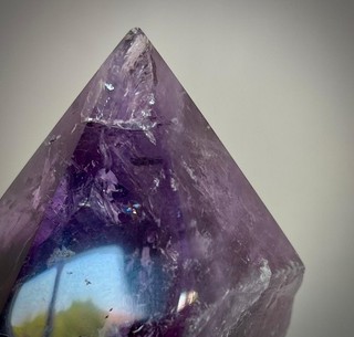 Amethyst Kristallspitze – 544 g – mit Regenbogen Einschlüssen