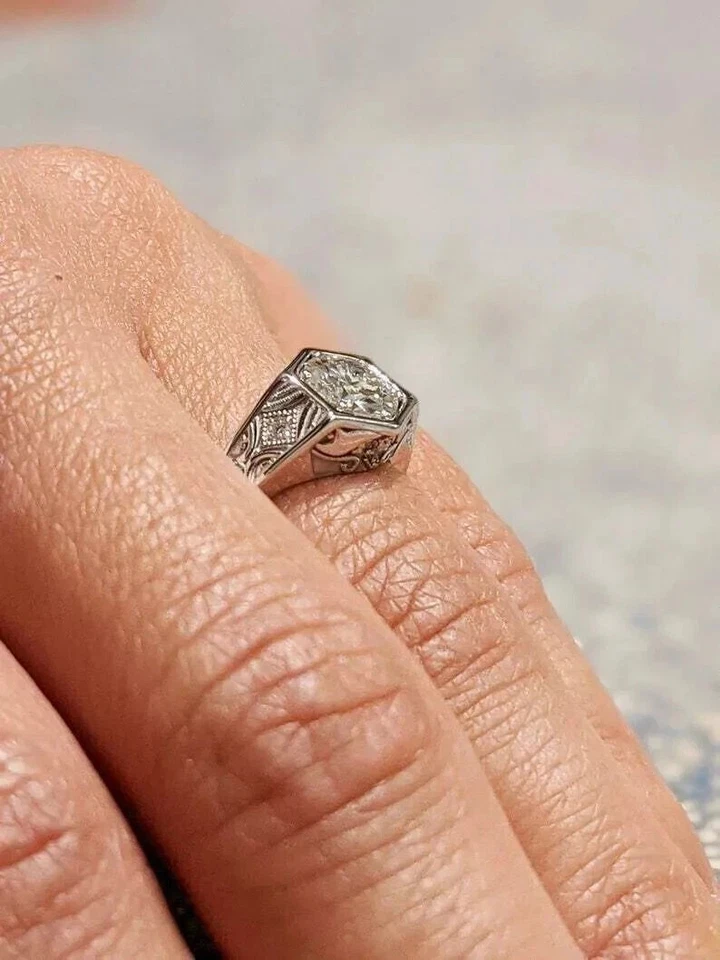 Anillo de aniversario de plata de ley 925 con diamantes blancos VS1 naturales certificados de 2,5 quilates Foto 3 de 4