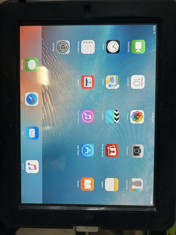 Apple iPad 2nd Generation A1395 16GB Wi-Fi 9.7" Black MC769LL/A W/ Charger Cord