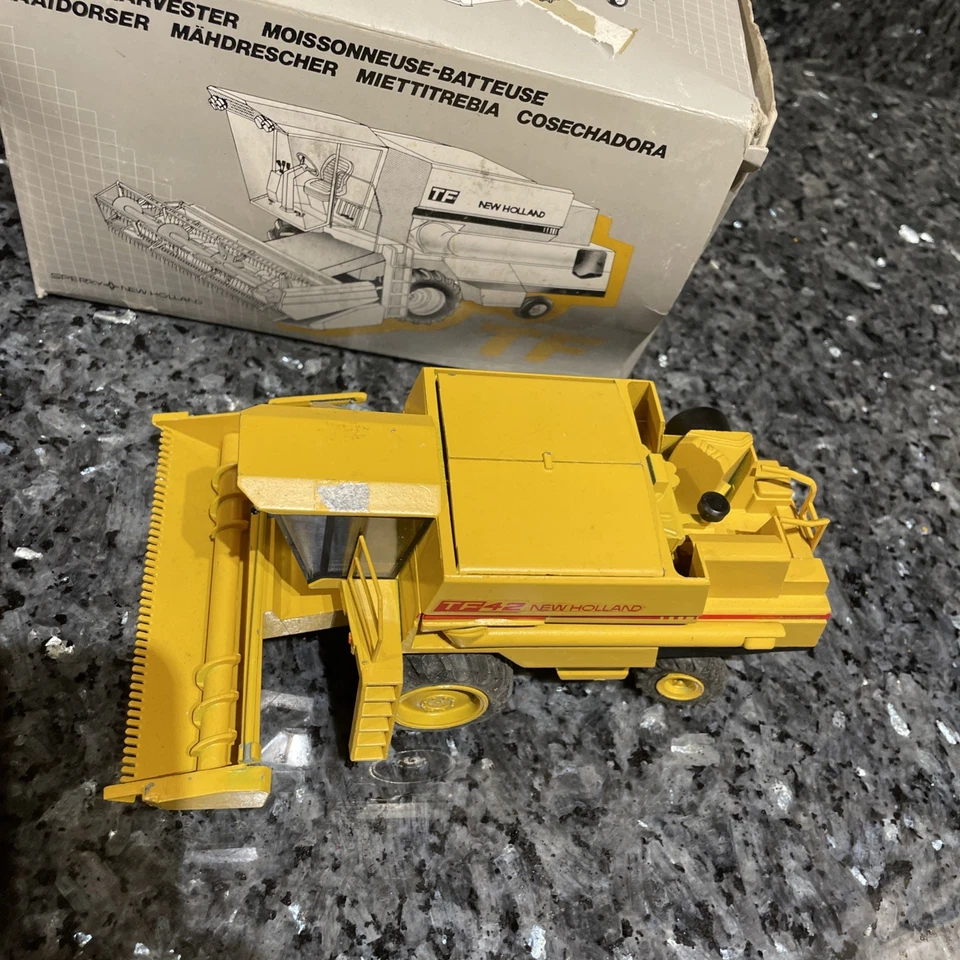 NZG #269 SPERRY-NEW HOLLAND TF42 COMBINAR escala 1/42 con caja hecha en ALEMANIA piezas Foto 4 de 4