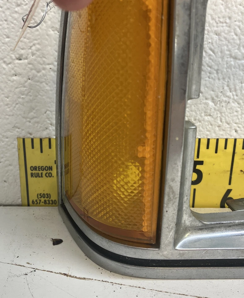 Б/у оригинальный производитель GM RH ободок фары с поворотником 1981-85 Chevy/1983-89 Pontiac(559) - Изображение 2 из 4