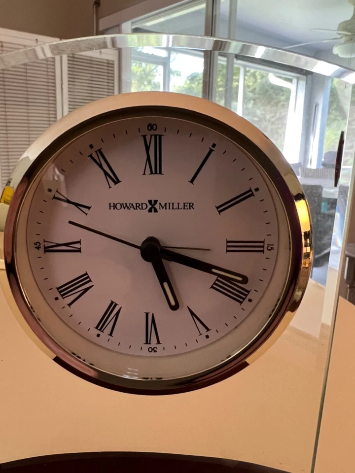 Reloj despertador de mesa o escritorio Howard Miller Marcus en palo de rosa satinado 645-580 Foto 3 de 4