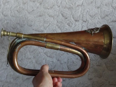Clairon Bugle militaire ancien en cuivre – Épées croisées – Chasseurs - Photo 1/4