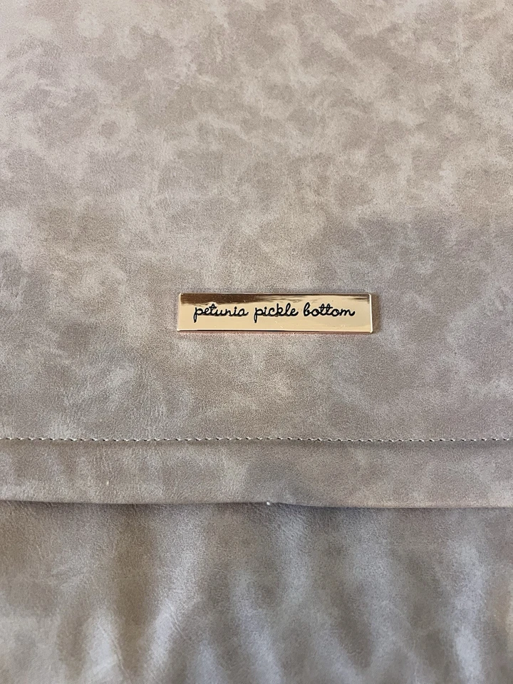 Mochila cuadrada con fondo de pepinillo Petunia en cuero sintético mate rosa polvoriento Foto 2 de 4