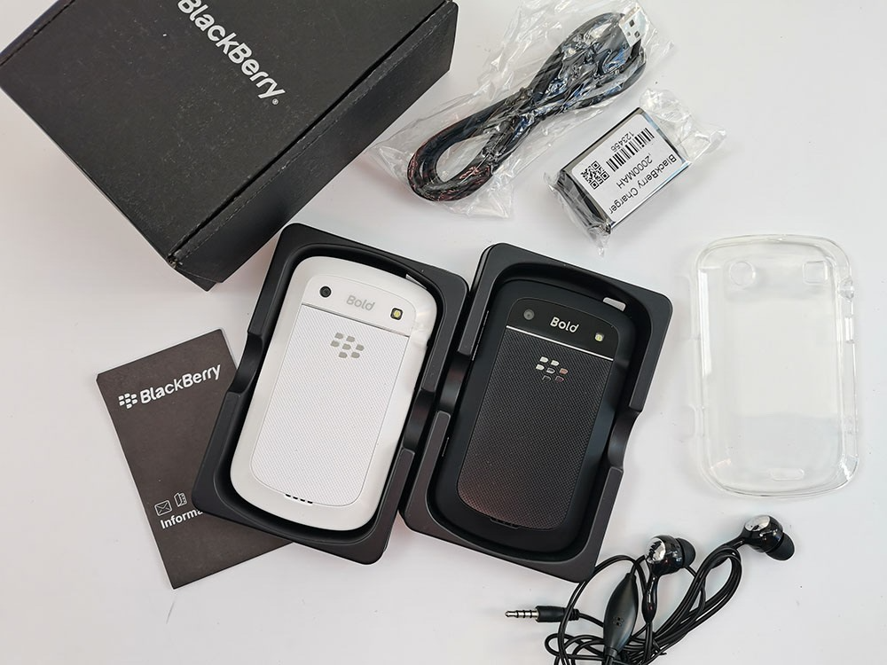 【美品】BlackBerry Bold 9900 本体 & 付属品 Very Good BlackBerry Bold 9900 - 8 GB - Black / White 3G (Unlocked