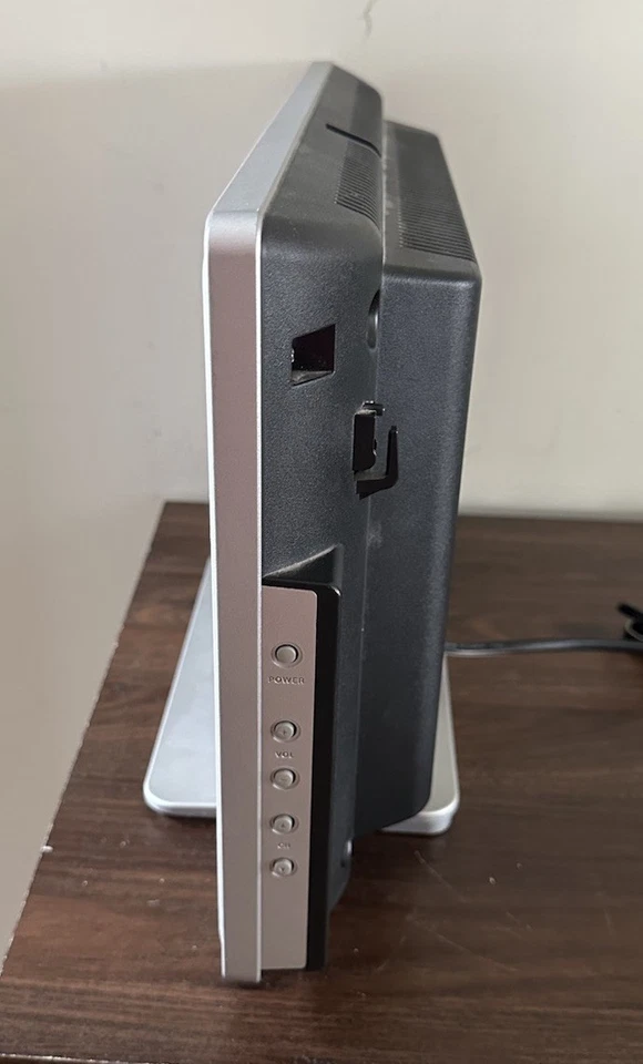 Sanyo DP15647 19" LCD Television / Monitor  TESTED Vintage Gamers TV + Remote - Image 4 of 4