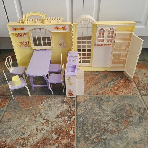 Vintage Barbie Happy Family Grandma’s Kitchen 1998 Fold Up Playset Table Chairs