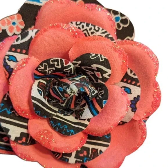 Accesorio de pinza de pelo con flores rosa y negro Foto 3 de 3