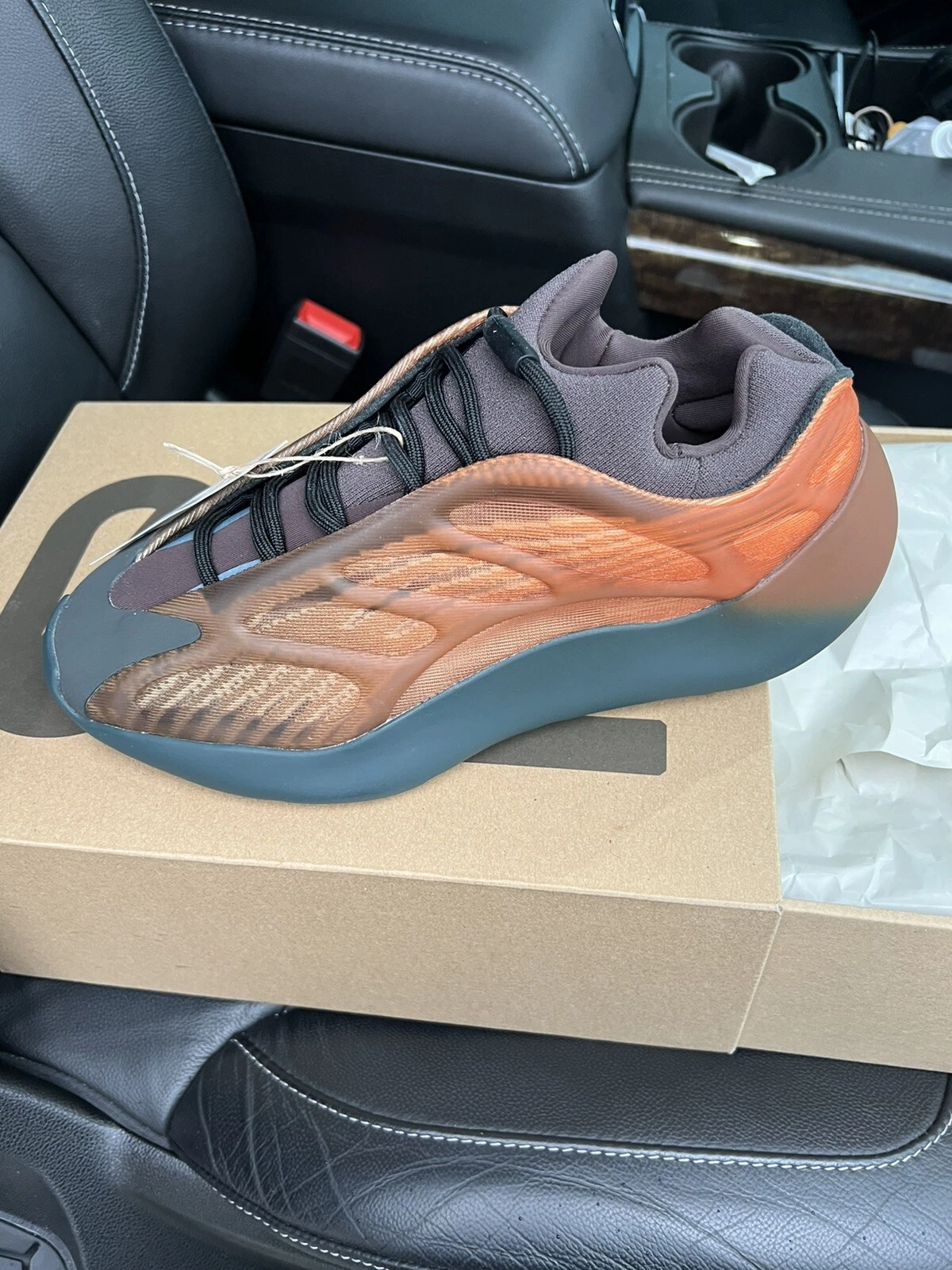 Yeezy 700 V3 Rame Fade US 8 5 Pronto per la spedizione 2.