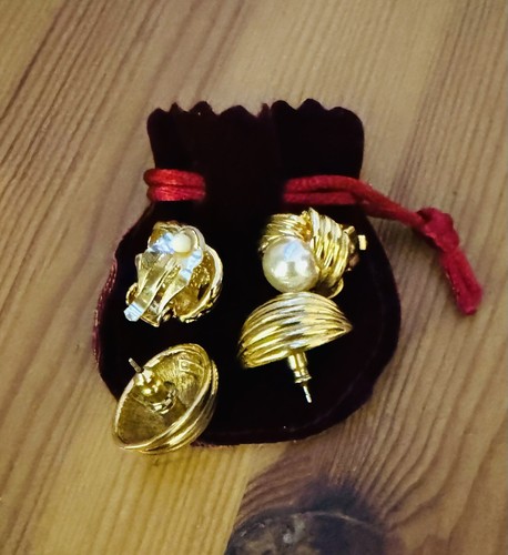 Orecchini vintage di perle finte tono oro firmati Napier - Foto 2 di 9