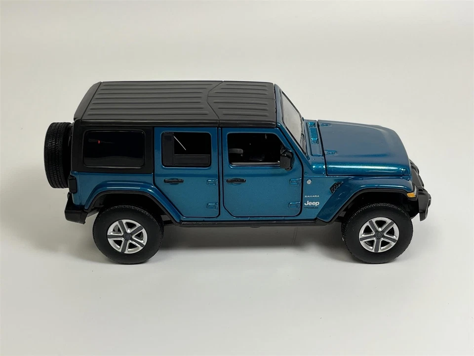 Jeep Wrangler Sahara LHD Bikini Pearl Light & Sound 1:32 Scale 32170017 - Image 3 of 4