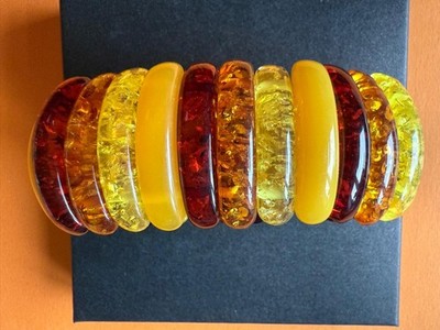Ein luxuriöses Armband aus geschmolzenem Bernstein, größenverstellbar.
