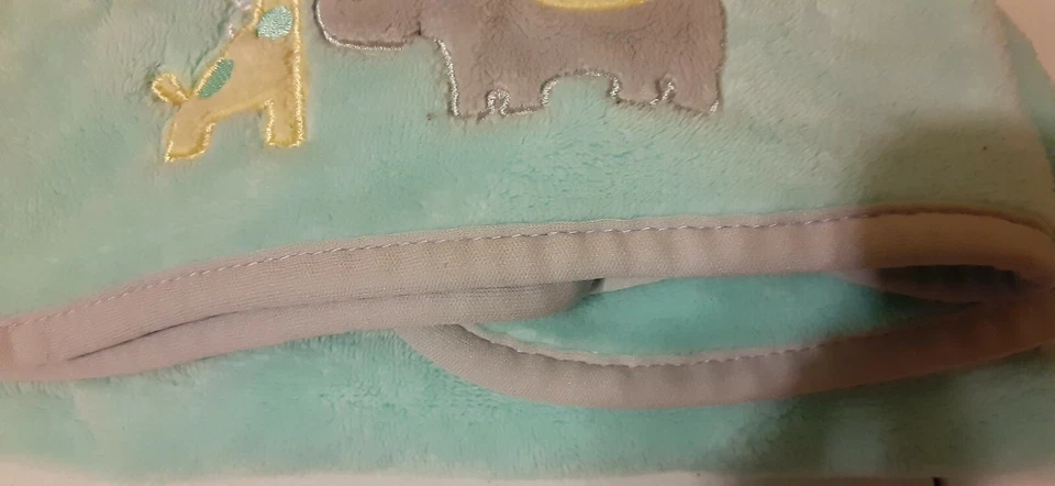 Зеленое мягкое флисовое детское одеяло Cuddle Time со слоном жирафом серая отделка приятное время - Изображение 3 из 4