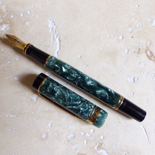 PARKER DUOFOLD CENTENNIAL GREEN MARBLE FOUNTAIN PEN NIB M 18K