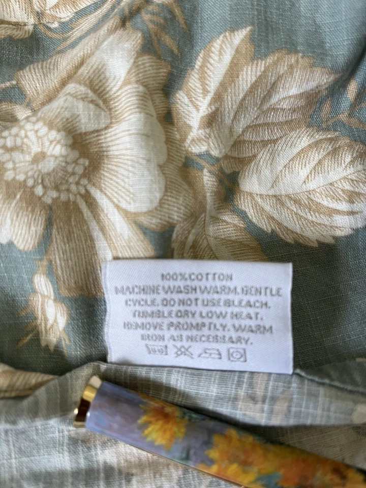 Beautiful RH King Antique Rose Duvet with 3 Euro Shams. - Image 4 of 4