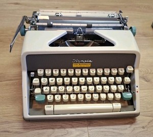 Olympia De Luxe Typewriter | eBay