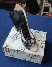 Stiletto High Heel Shoe Ring Jewelry Holder Stand Display Black with Creme Base