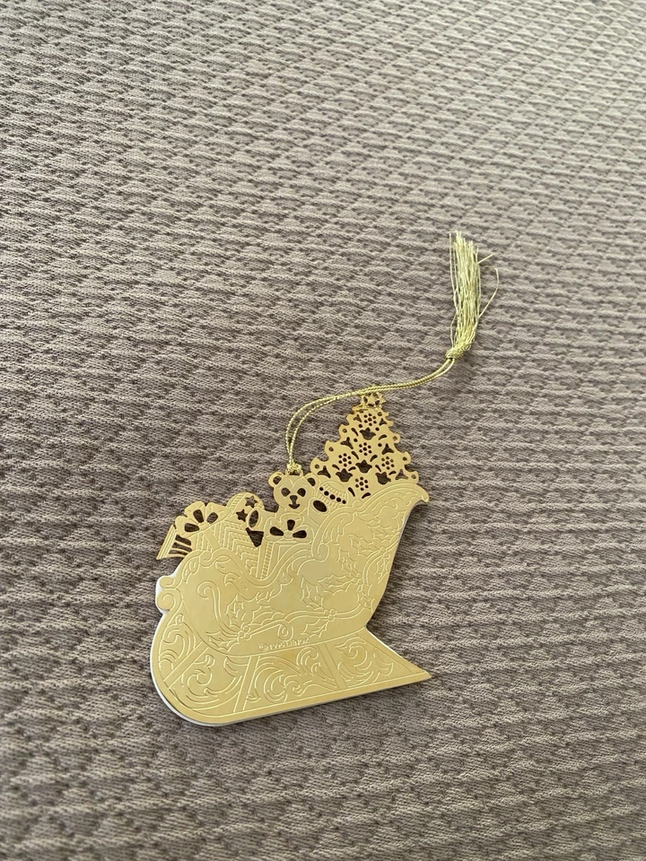 Enfeite de metal dourado porcelana marfim trenó de Natal Lenox - Imagem 3 de 4