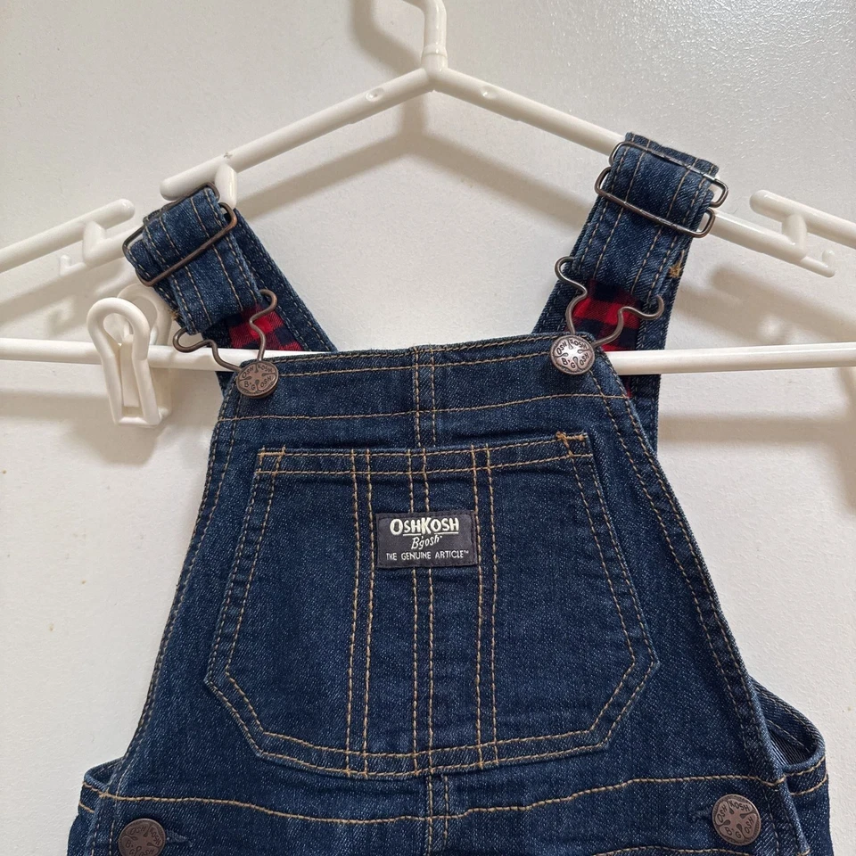 Mono vaquero azul OshKosh B'Gosh con forro de franela a cuadros rojos, talla 18 meses Foto 2 de 4