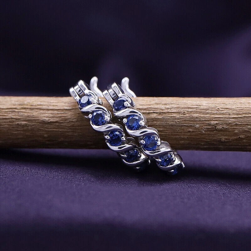 Pendientes de aro de oro blanco real de 14 k para mujer redondos de zafiro azul natural de 0,50 quilates Foto 4 de 4