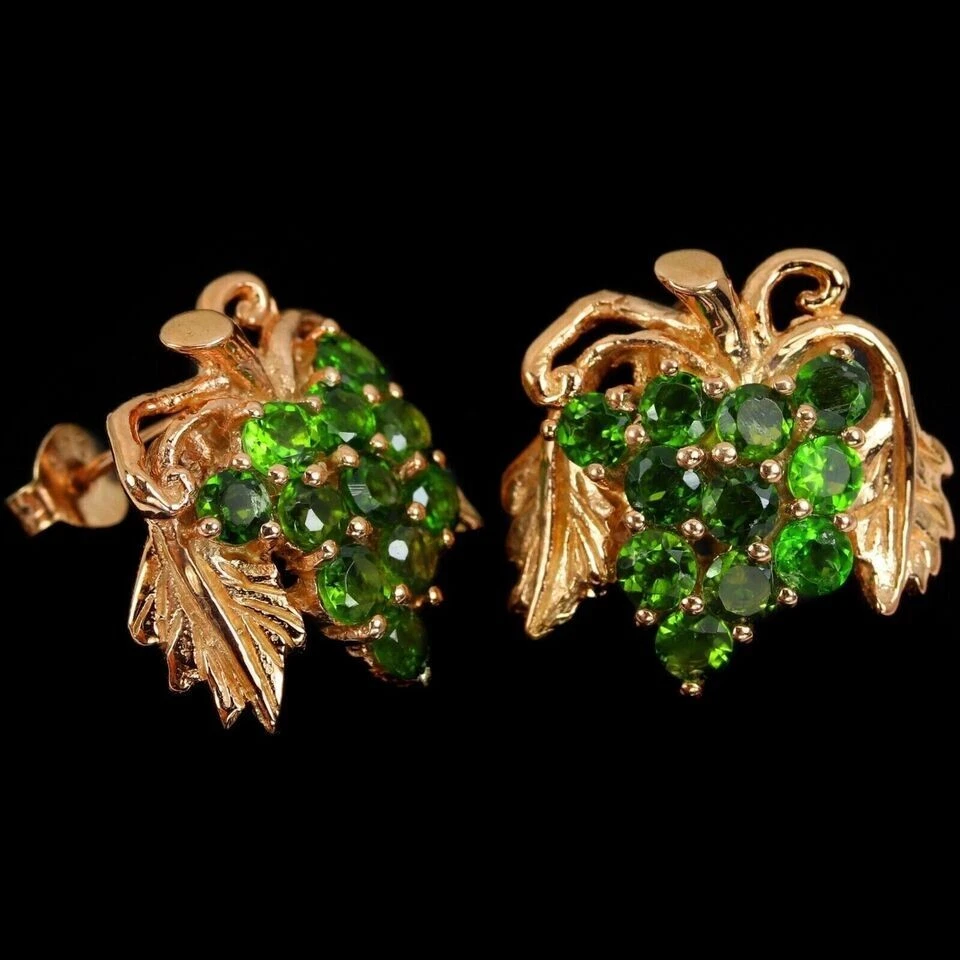 Aretes redondos simulados de oro rosa de 14 k con esmeralda verde de 4,30 quilates Foto 2 de 3