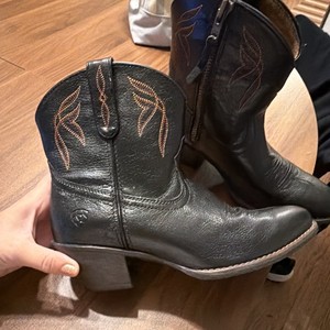 Ariat Women’s Darlin Black Western Ankle Boots US 8.5  excellent condition