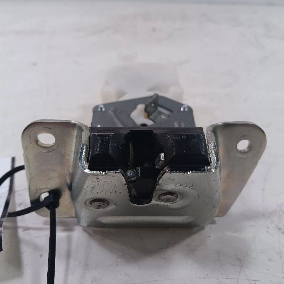 Cierre maletero deportivo Mitsubishi Outlander 2019 2020 2021 2022 Foto 3 de 4