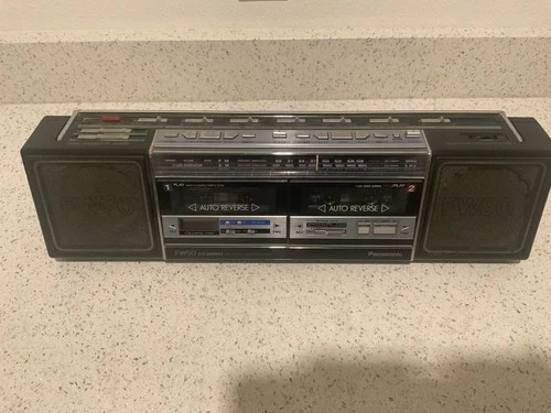 VINTAGE PANASONIC BOOM BOX TNT RX-FW 50  everything Works batteries included.