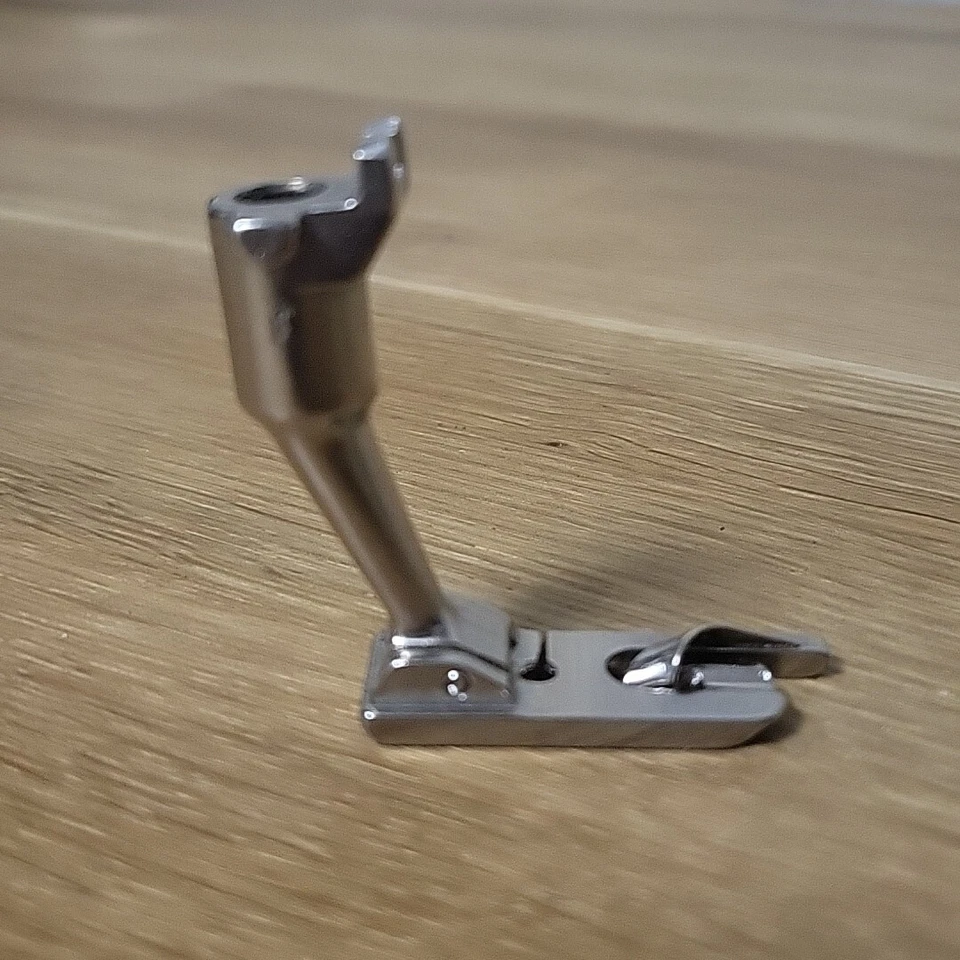 Pie Bernina Vintage Estilo Antiguo 589 Punto Recto Dobladillo Estrecho (no #) para Disco Foto 3 de 4