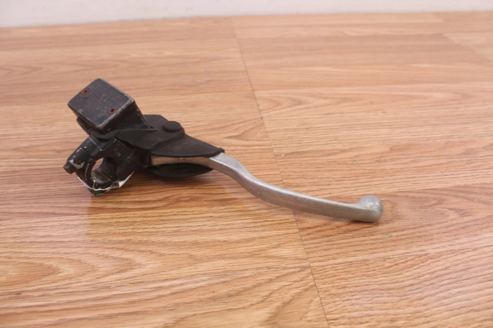 Kawasaki Bayou 300 KLF 300 1997 4X4 cilindro maestro de freno delantero Foto 4 de 4