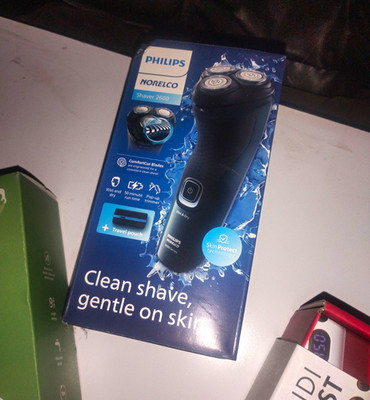 Philips Norelco Shaver 2600 Wet/Dry 3-Head Rotary Trimmer USB + Pouch