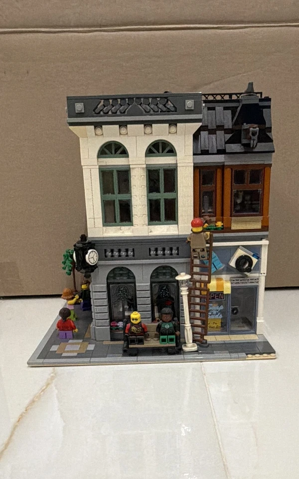 LEGO Modular Buildings 10251 Brick Bank, photo 2 of 5
